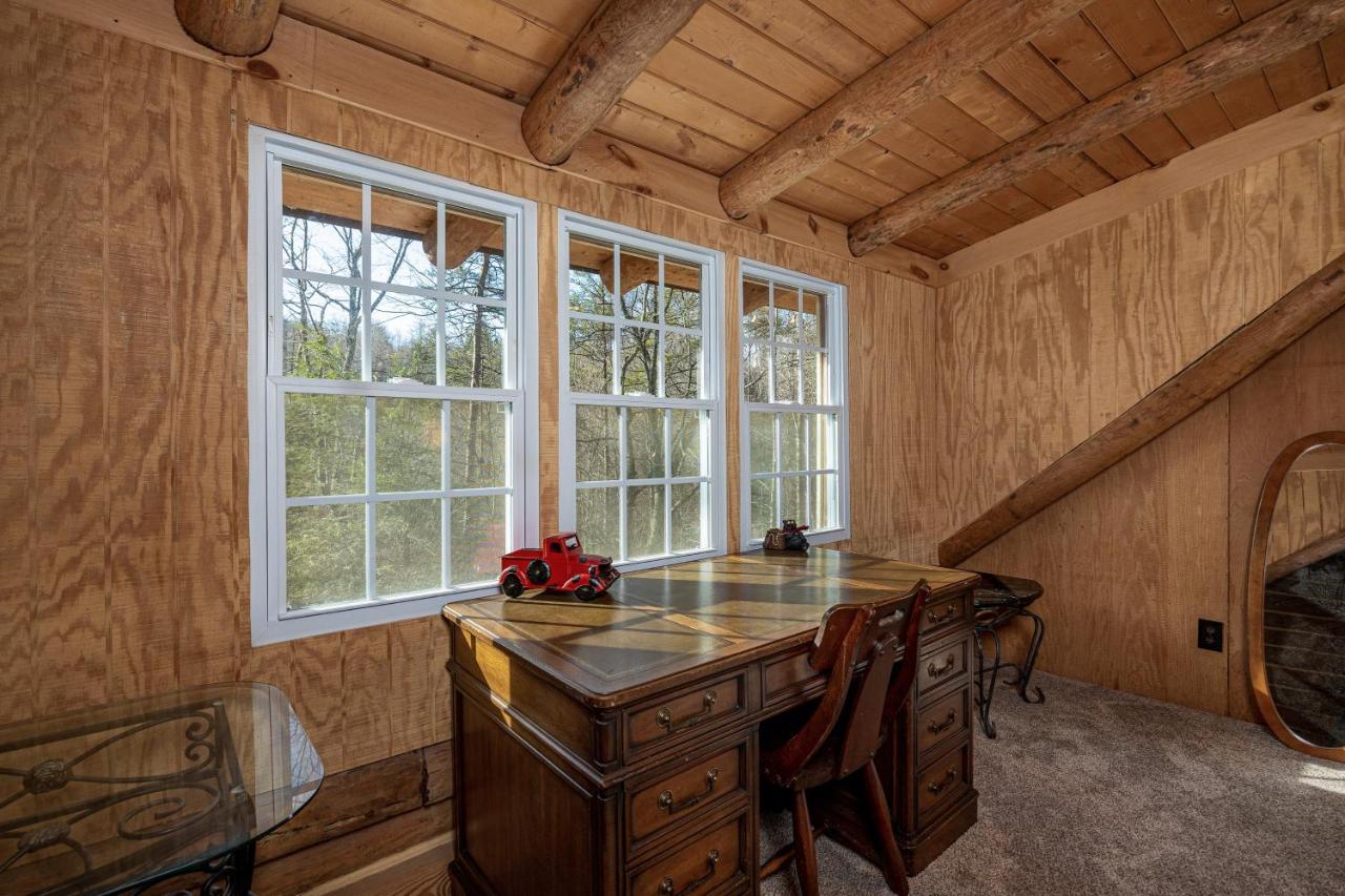 Very Private, Real Log Cabin With Hot Tub! Сивиървил Екстериор снимка