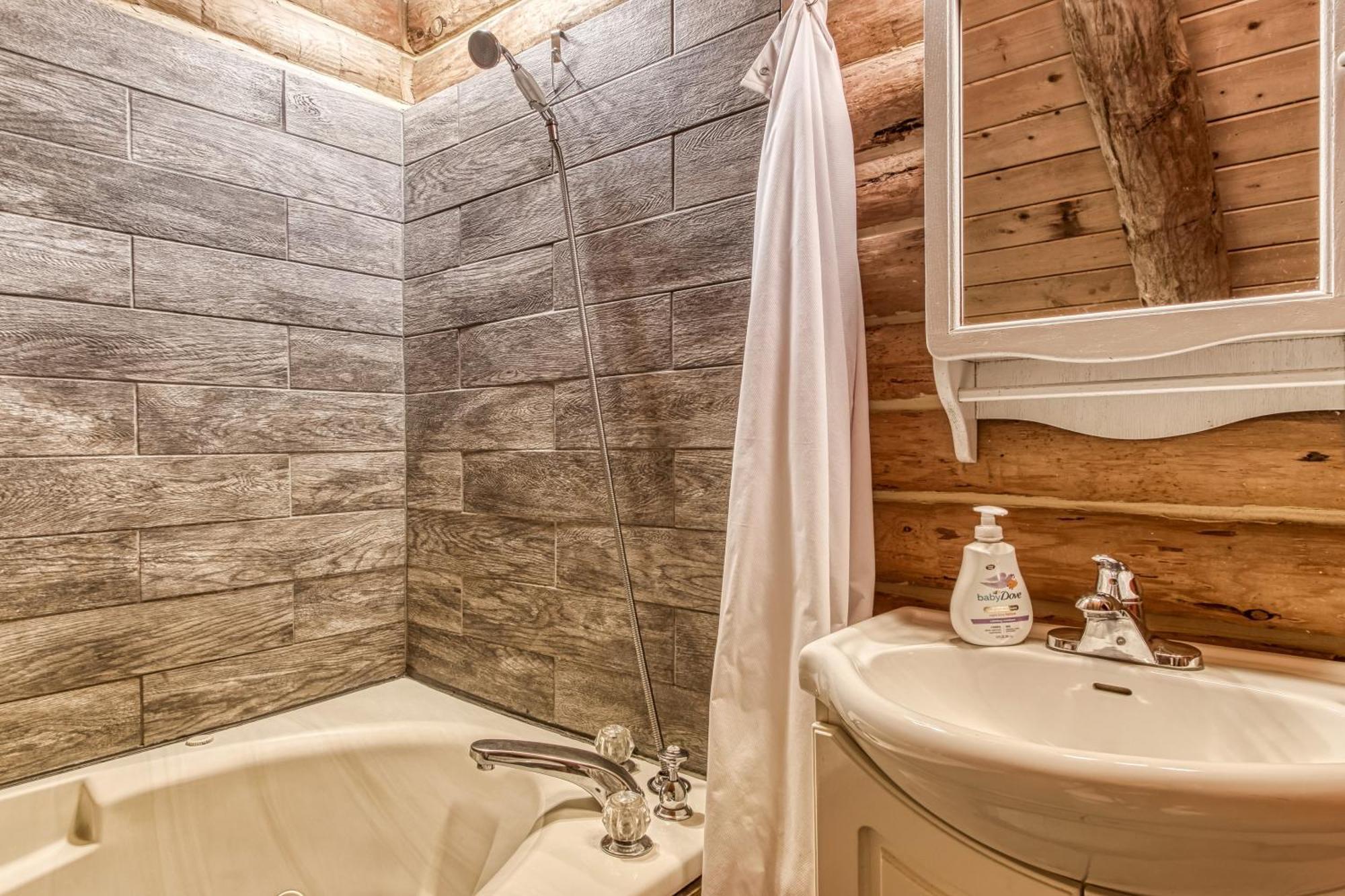 Very Private, Real Log Cabin With Hot Tub! Сивиървил Екстериор снимка